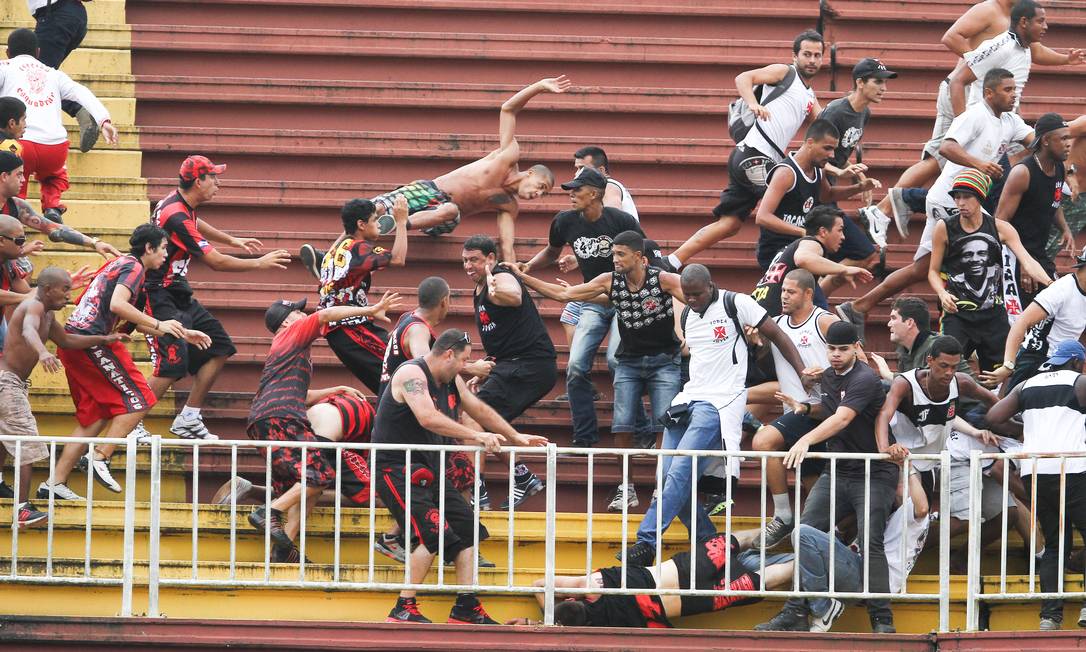 Torcidas rivais trocam arquibancada pelo ringue em novo campeonato de boxe