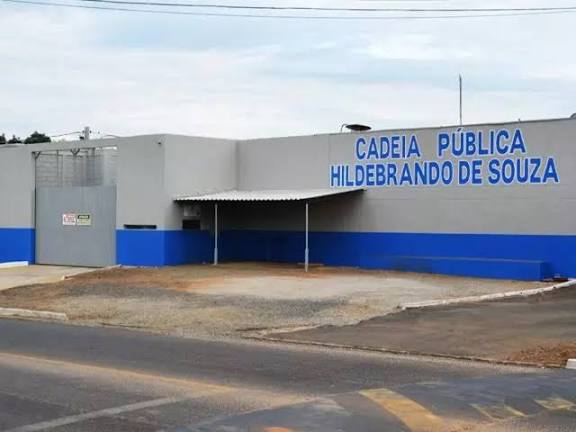 Flávio Bolsonaro visita Filipe Martins na cadeia em Ponta Grossa