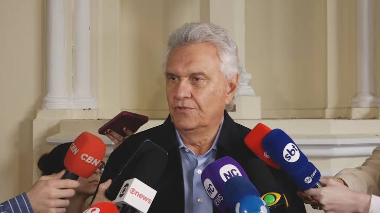 Caiado critica Flávio Bolsonaro e defende mudanças no STF durante sabatina