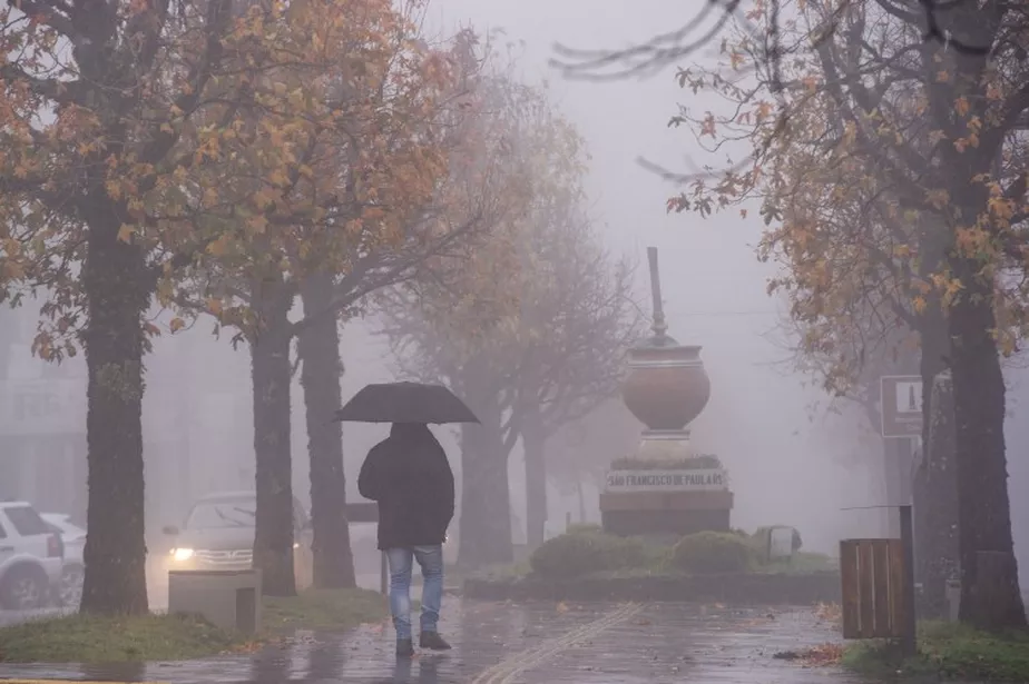 Ciclone se forma e vira o tempo no Paraná: feriadão terá chuva e temporais