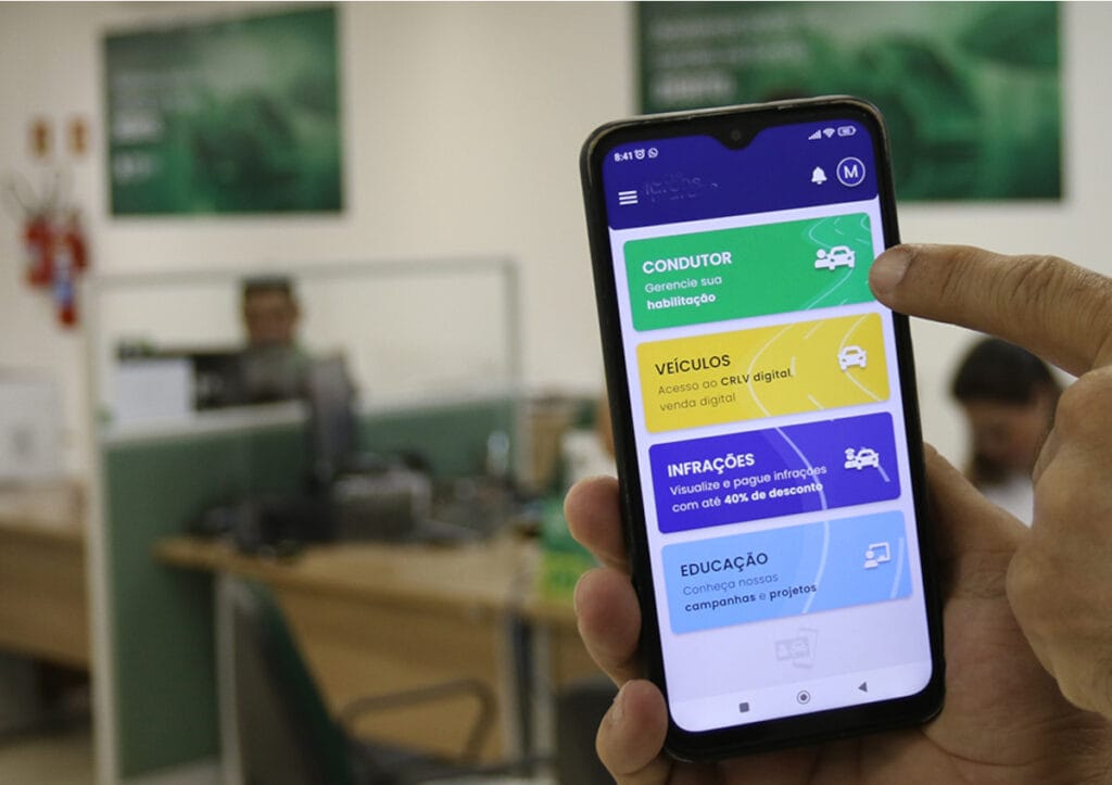 Já baixou a sua? CNH do Brasil reúne documentos e diversos serviços no celular