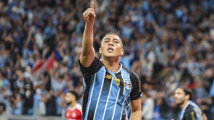Grêmio atropela Inter, Carlos Vinícius brilha e Tricolor avança à semifinal da Copa do Brasil