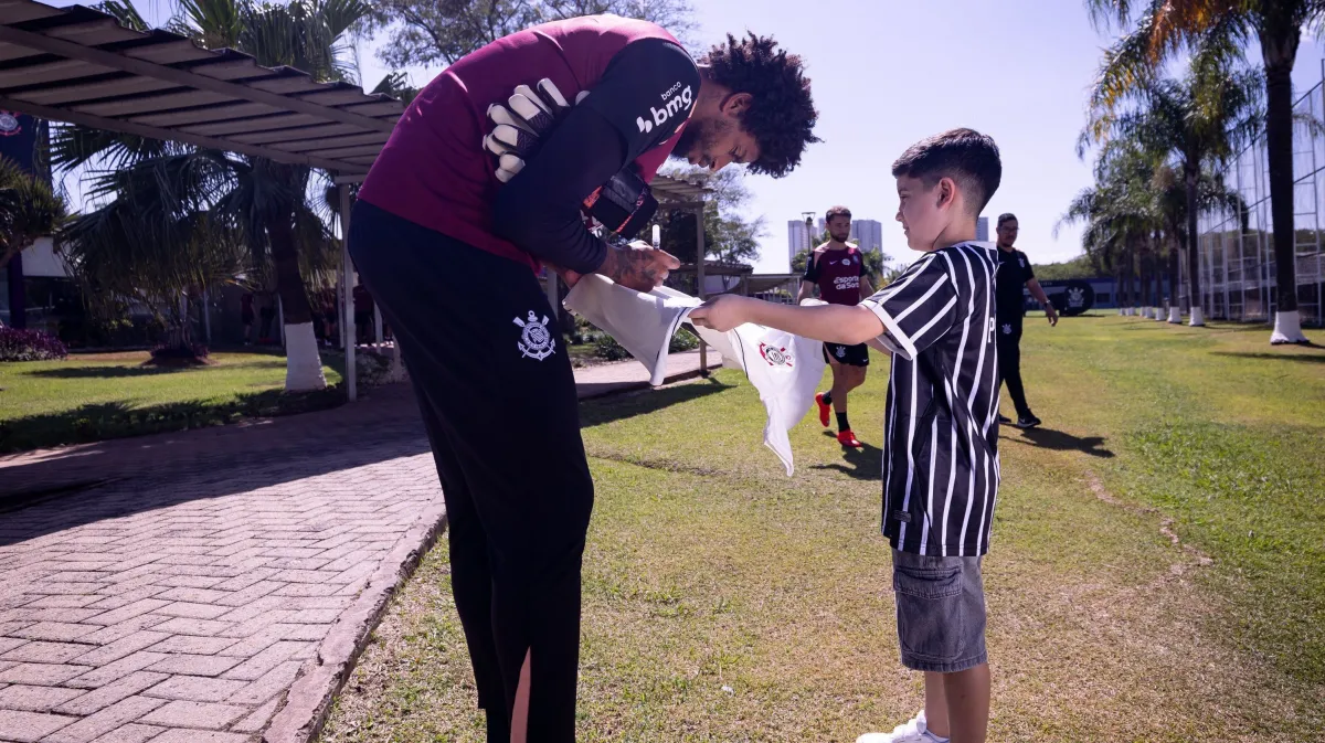 Fã de Neymar hostilizado por torcedores do Corinthians conhece jogadores no CT
