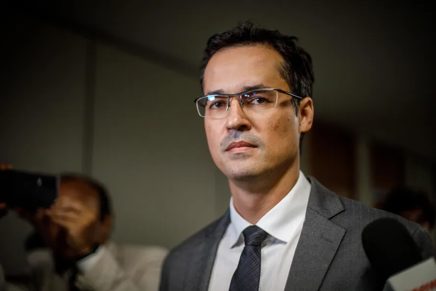 Deltan continua candidato ao Senado e terá nome na urna mesmo com campanha suspensa