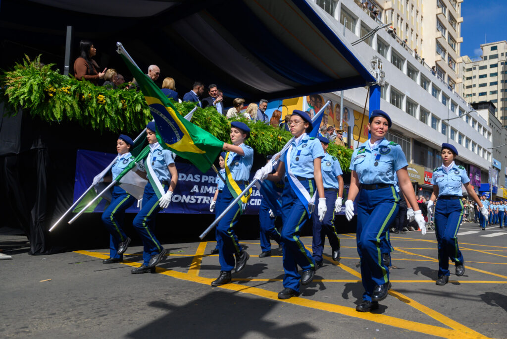 Ponta Grossa celebra 203 anos com escolas e entidades em desfile na Vicente Machado