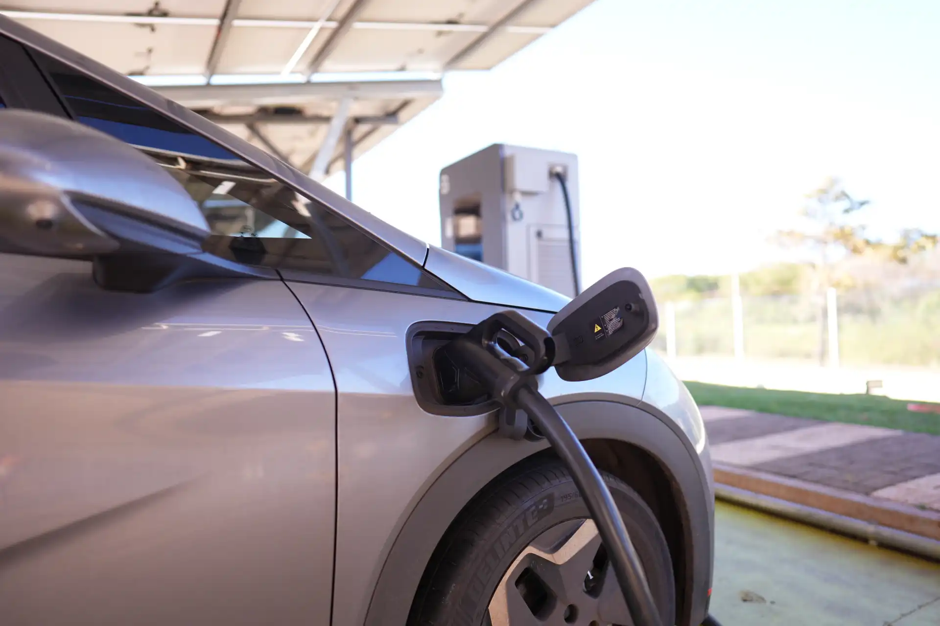 Venda de carros elétricos no Brasil triplica em 2026