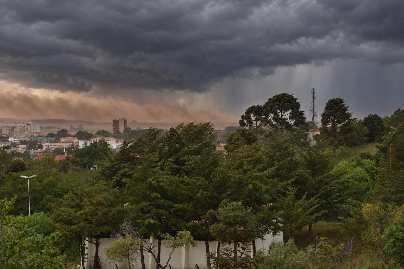 Alunos e professores foram dispensados. Previsão de chuva forte e alerta para temporais