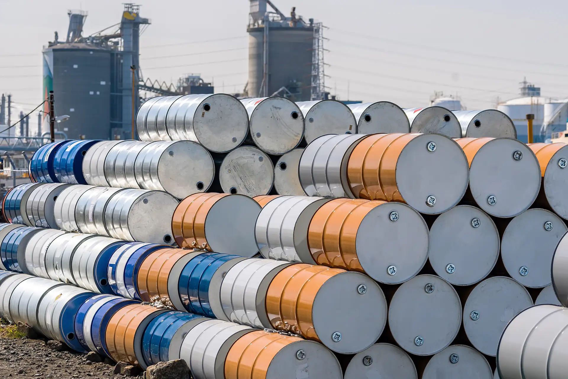 Petróleo se aproxima dos US$ 100 após ataques a instalações na Arábia Saudita