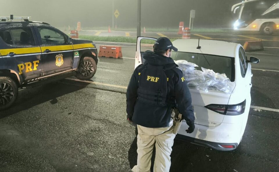 PR: Adolescente foge da PRF, perde controle do carro e é flagrado com 31 kg de haxixe