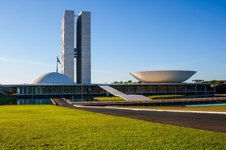 Alcolumbre pode autorizar impeachment de Moraes e Mendonça