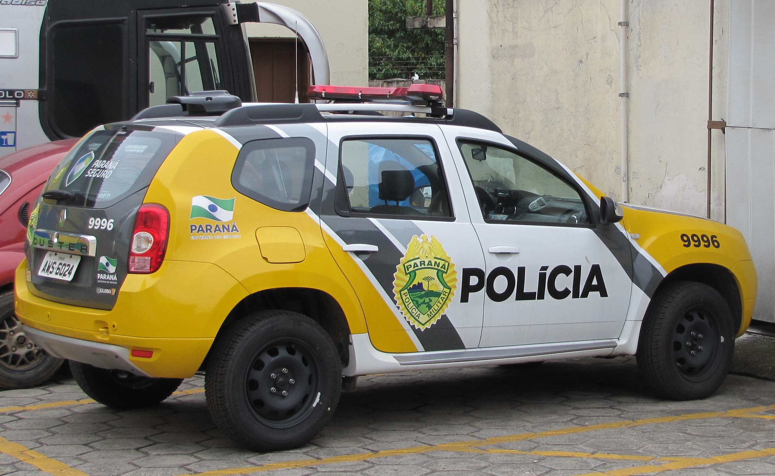 PR: Mulher corre para igreja ao ser perseguida pelo marido com faca