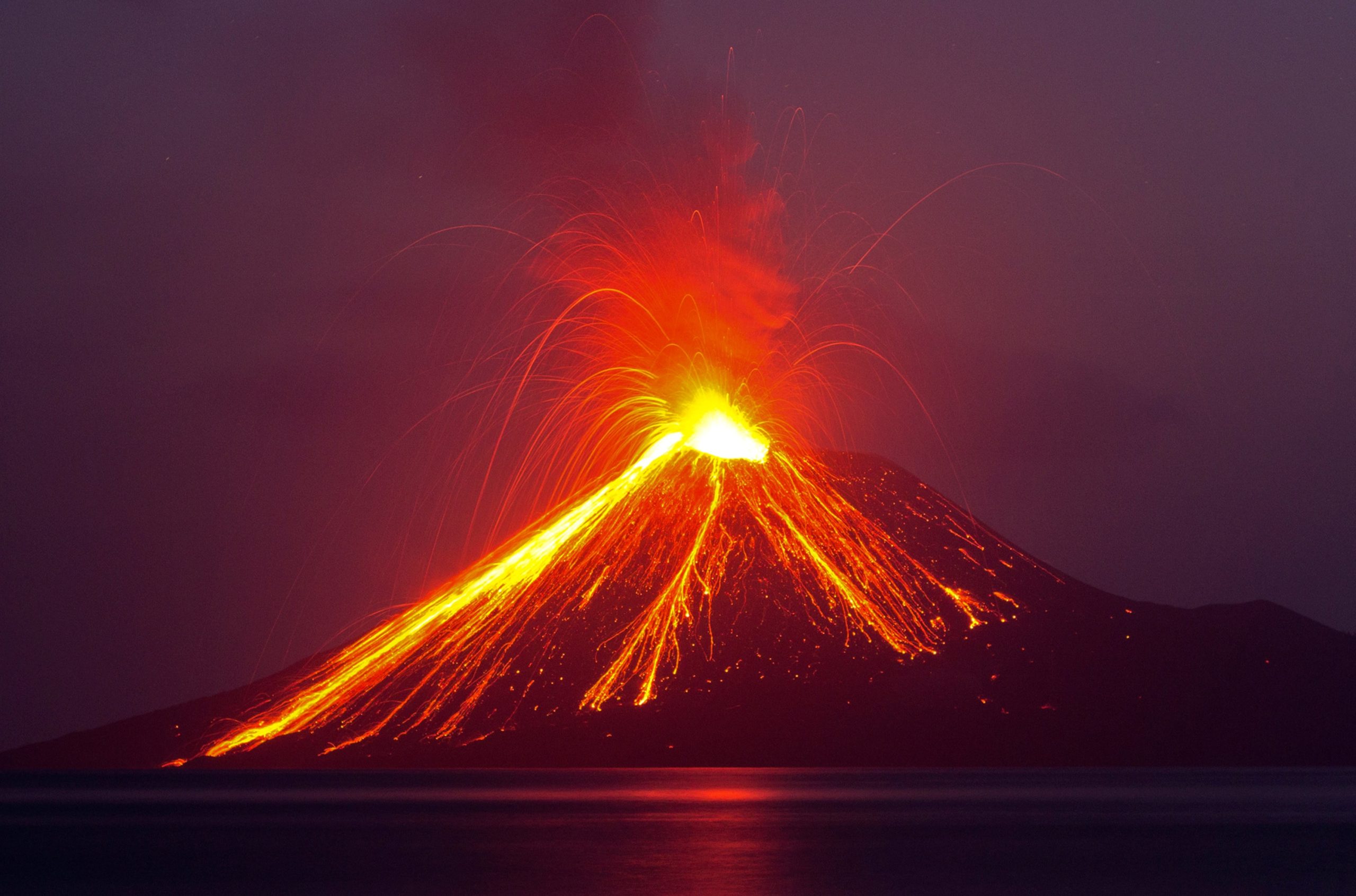 Vulcão entra em erupção e paralisa aeroporto com mais de 200 voos afetados na Indonésia