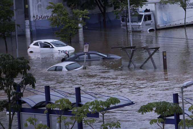 Temporal deixa mulher morta, carros submersos e mais de mil quilômetros de congestionamento em São Paulo
