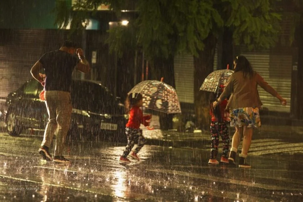 PR: Alerta de tempestades prevê chuva de até 100 mm e ventos de 100 km/h no feriado de Finados