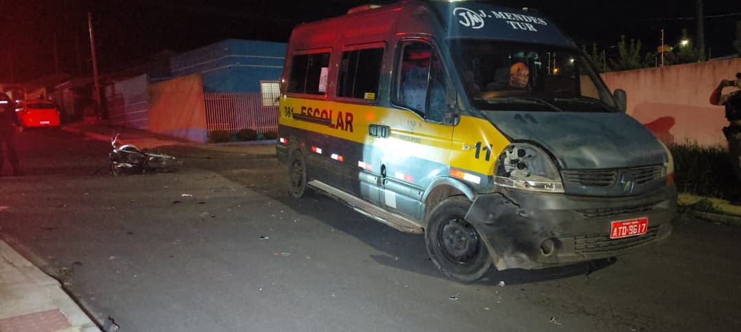 Ponta Grossa: motociclista fica gravemente ferido após colisão com van escolar no bairro Neves