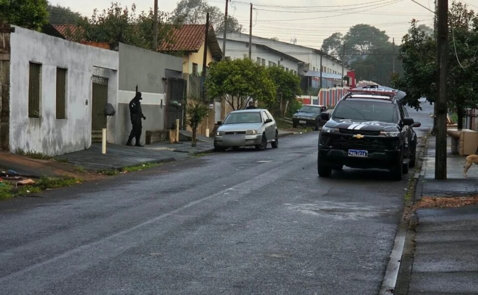 Polícia prende três suspeitos de tentativa de homicídio e apreende drogas em operação contra grupo criminoso