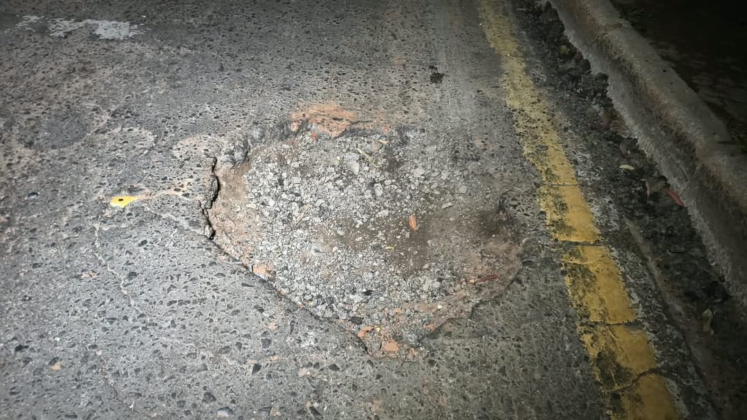 Motociclista cai após passar por buraco em rua de Ponta Grossa