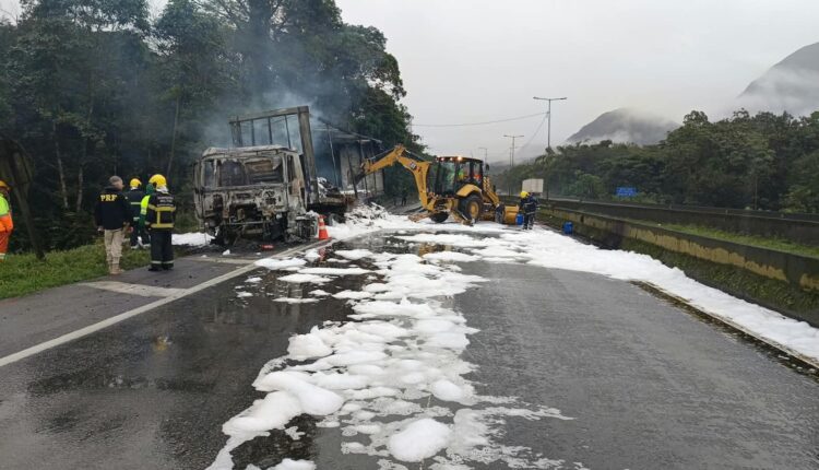 Incêndio em carreta interdita BR-376 e provoca fila de 8 km em Guaratuba