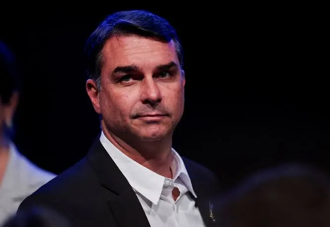 Flávio Bolsonaro prepara carreata e comício em Curitiba neste sábado (17)