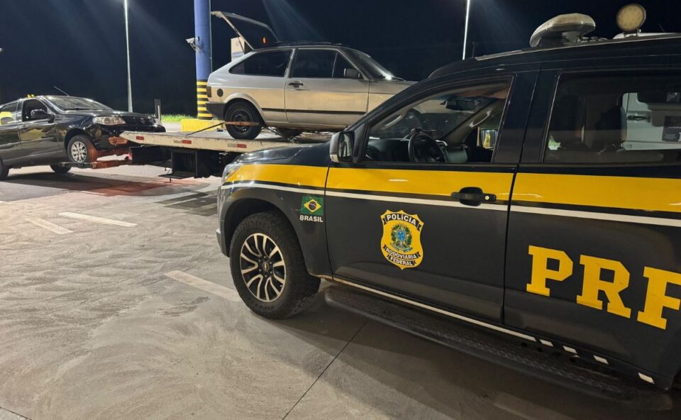 PR: comboio com Gol e Palio é interceptado pela PRF com 6 mil maços de cigarros contrabandeados; três são presos