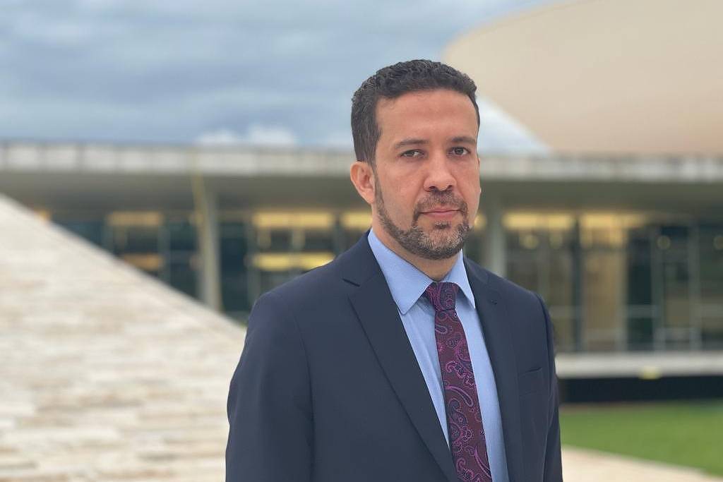 André Janones é internado na UTI com arritmia cardíaca grave após debate presidencial em SP