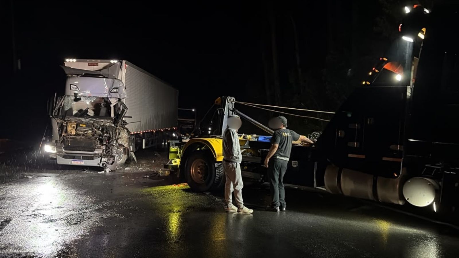 PR: colisão entre caminhões deixa uma pessoa gravemente ferida na BR-116