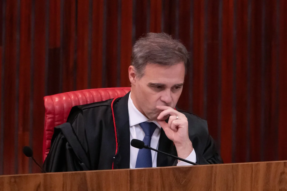 André Mendonça multa Flávio Bolsonaro por impulsionamento de propaganda negativa contra Lula