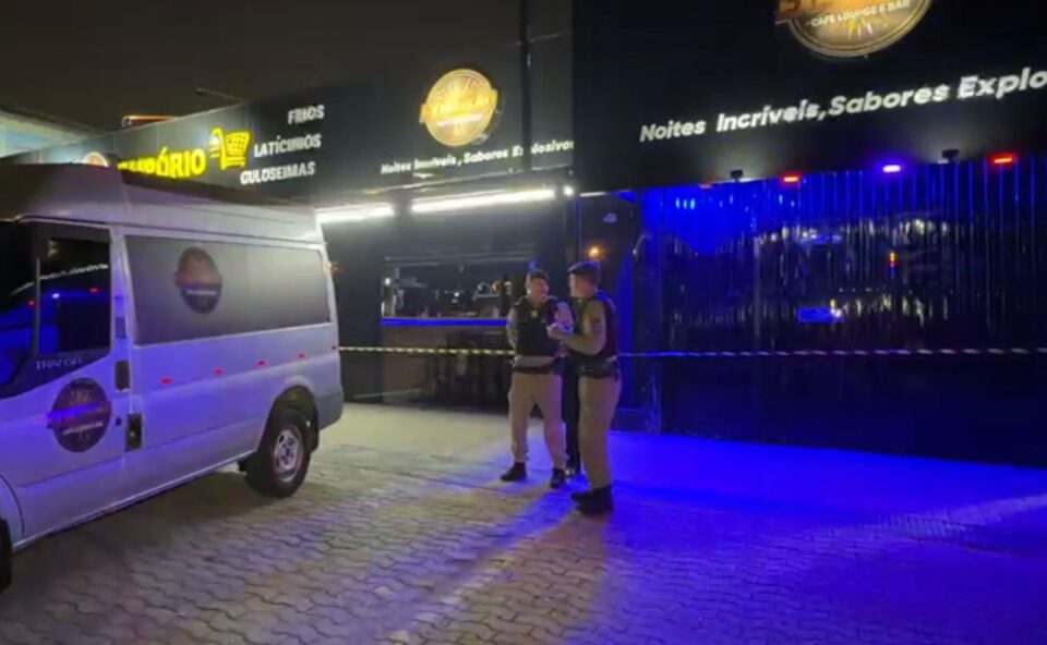 Dono de distribuidora é baleado no peito após ataque de homens encapuzados em Curitiba