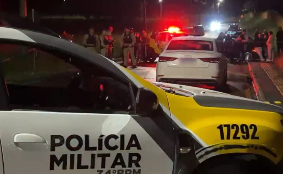 PR: Homem de 28 anos é executado a tiros ao lado de Audi de luxo na Grande Curitiba