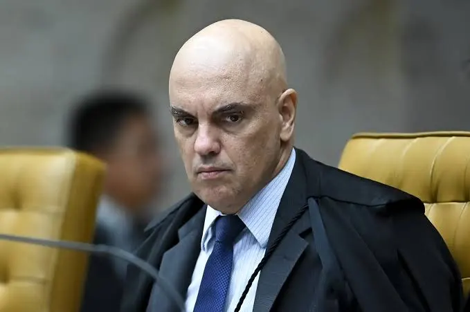 Ministros de Lula e do STF criticam Moraes por cancelar passaportes de Flávio Bolsonaro