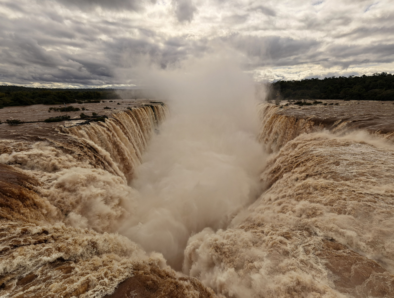 Cataratas do Iguaçu registram vazão dez vezes maior que a média e passarela é interditada
