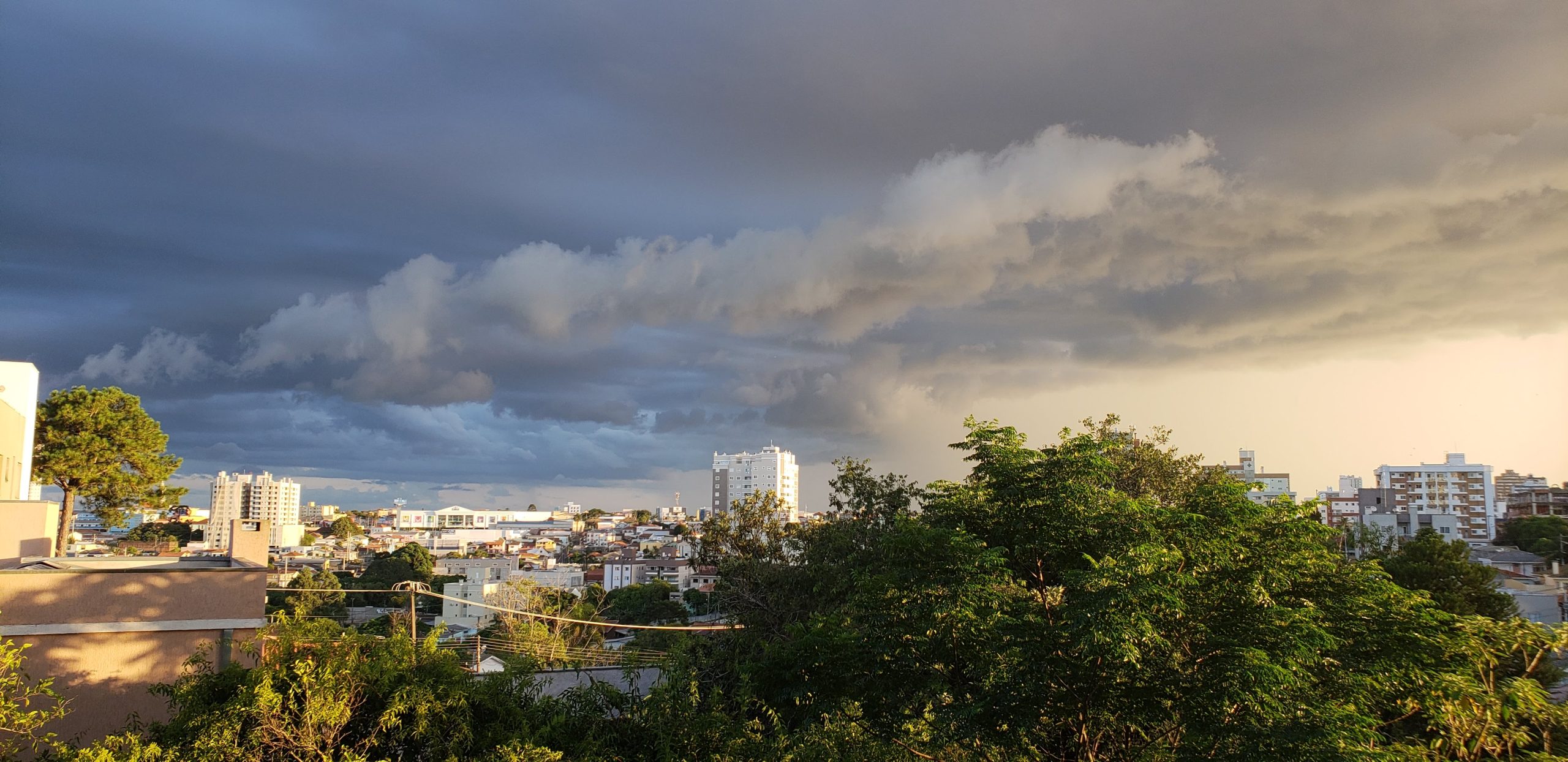 PG entra no fim da tarde sob alerta de chuva, granizo e rajadas de vento