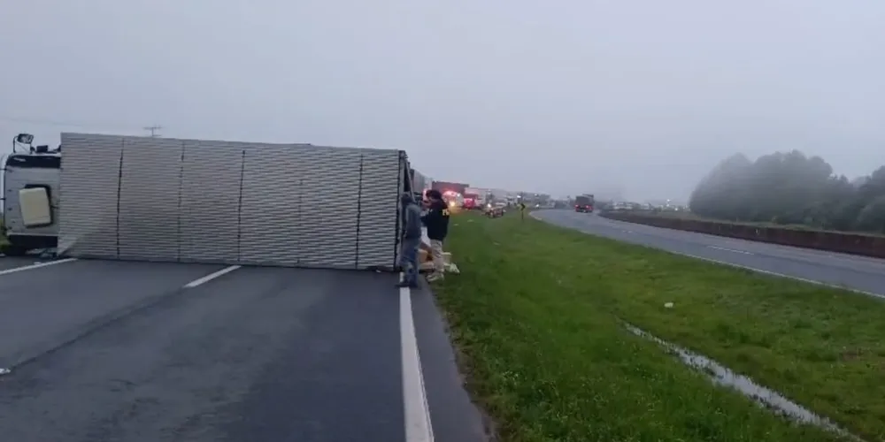 Carro na contramão provoca tombamento de caminhão e interdita BR-376 em Ponta Grossa