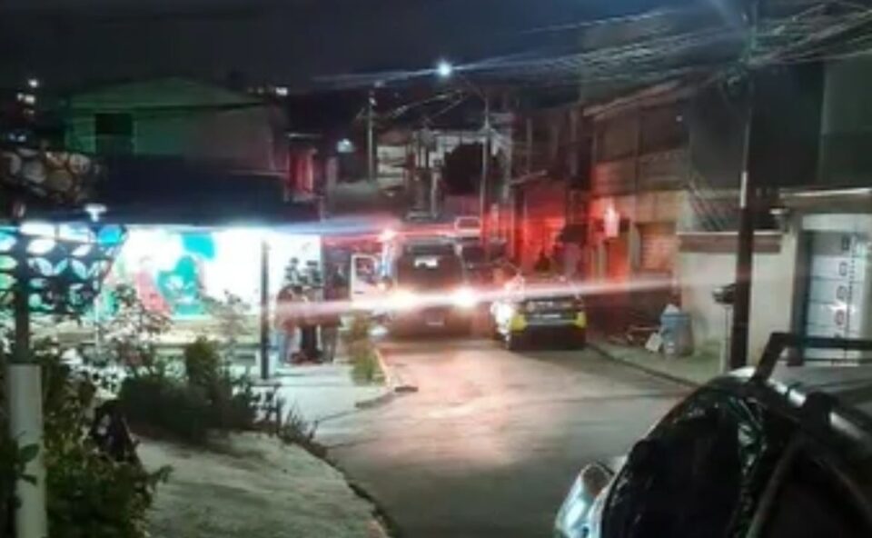 PR: jovem de 24 anos é esfaqueada nas costas pelo próprio irmão durante briga familiar na Grande Curitiba