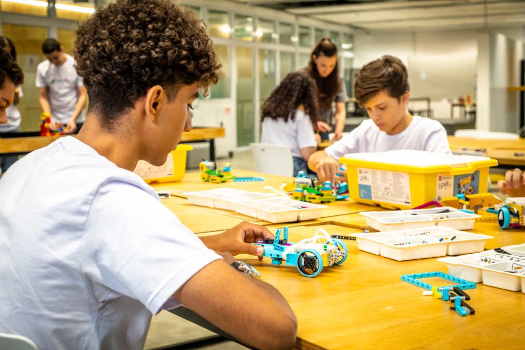Robótica abre caminhos para jovens na ciência e tecnologia