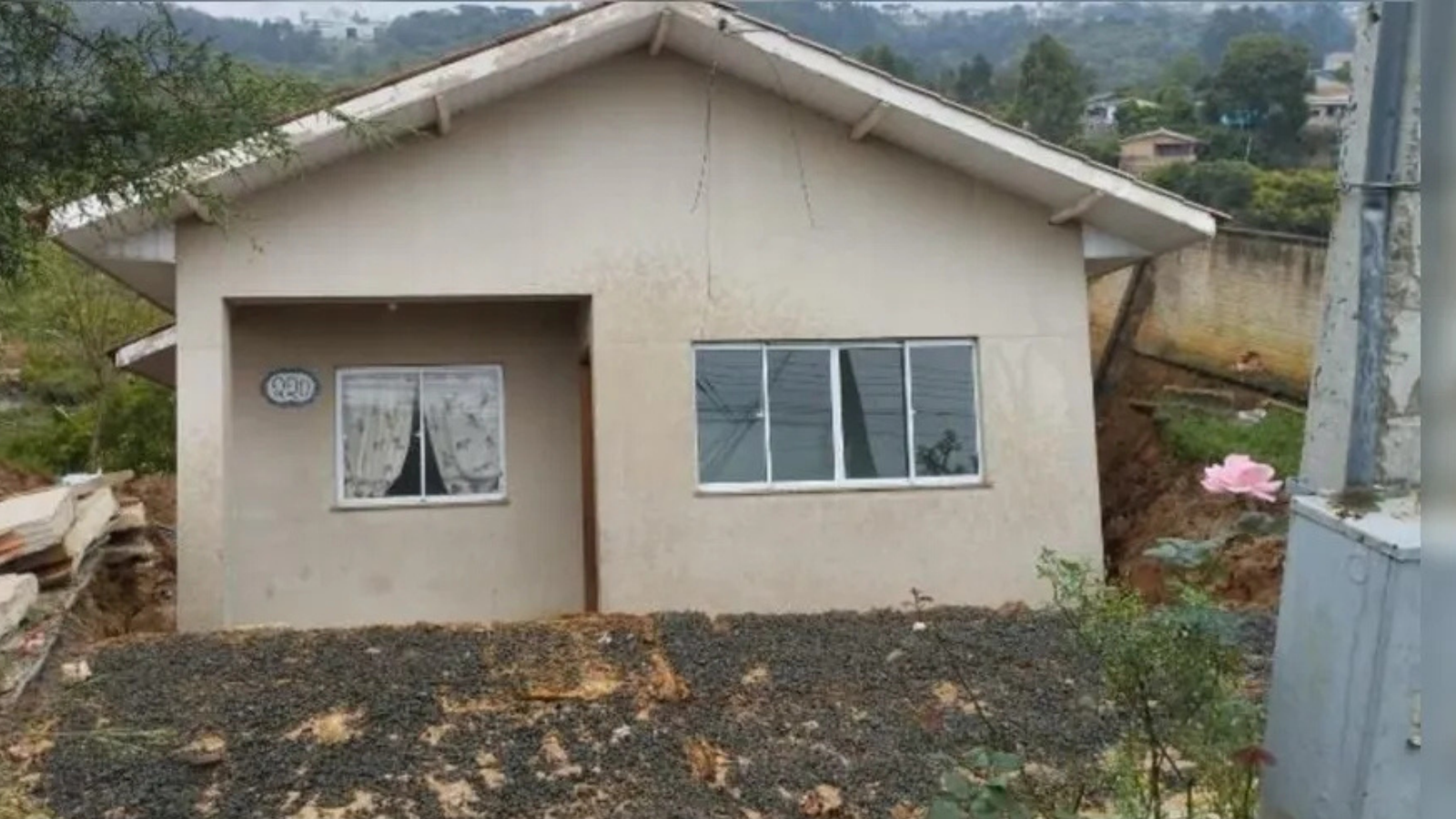 PR: casa desliza por barranco após fortes chuvas e permanece inteira em Imbituva