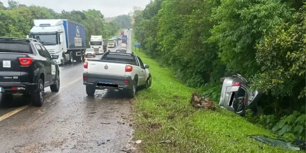 Motorista morre em colisão frontal entre carro e caminhão na BR-277, em Irati