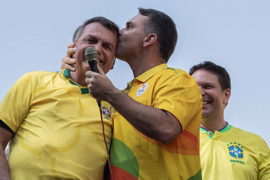 Flávio Bolsonaro visita Jair Bolsonaro pela primeira vez após Moraes liberar encontros