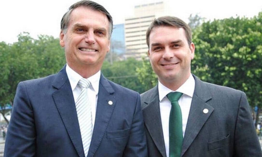 Se eleito, Flávio Bolsonaro pode tirar Jair Bolsonaro da prisão? Entenda