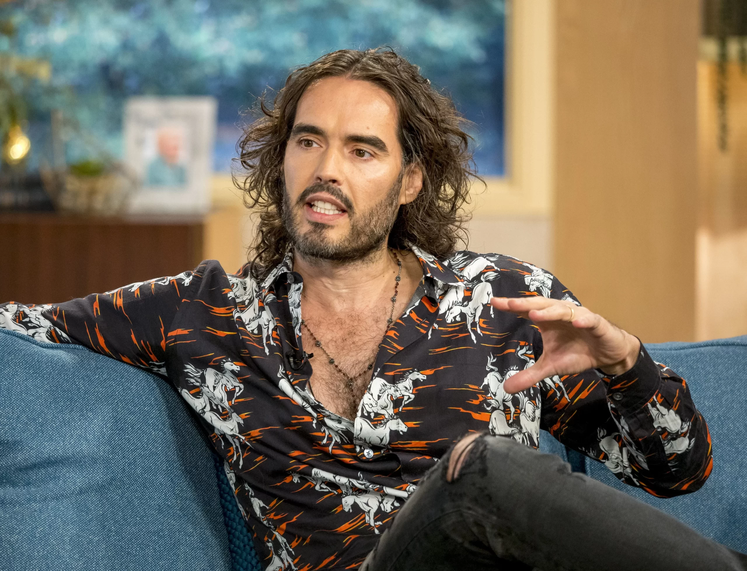 Russell Brand é julgado por estupro e agressão sexual contra seis mulheres no Reino Unido