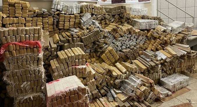 PR: caminhão é interceptado na BR-277 com mais de uma tonelada de maconha; motorista é preso