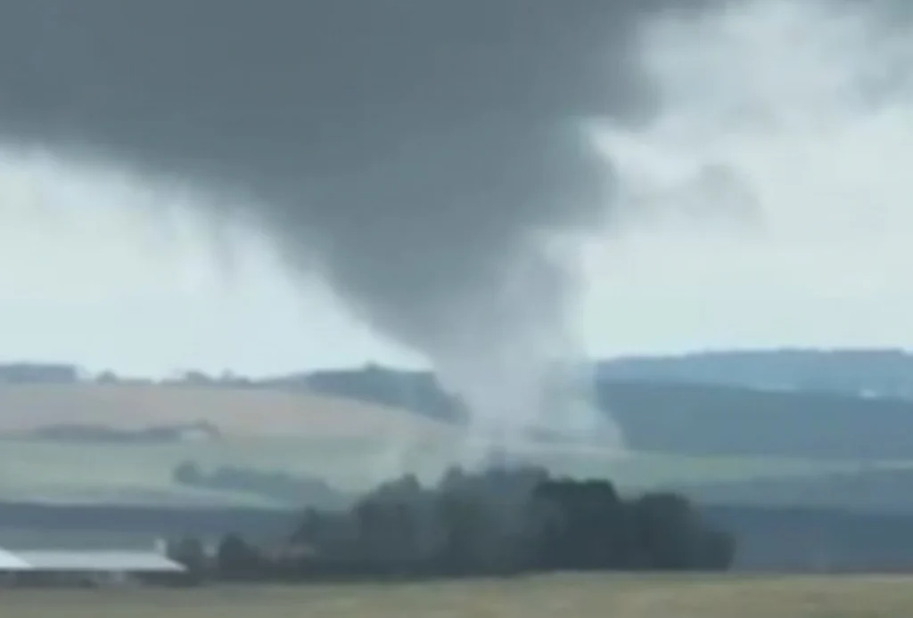 Tornado de curta duração é registrado entre Carambeí e Ponta Grossa