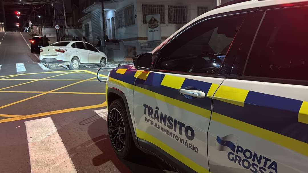 Ponta Grossa: Motorista embriagada avança sinal vermelho, provoca acidente e é detida pela GCM