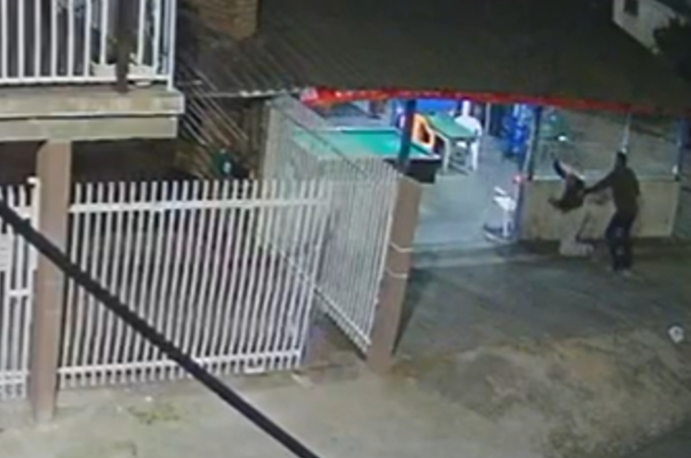 PR: homem morre após ser atacado com facão no pescoço dentro de bar em Curitiba; câmera flagrou crime