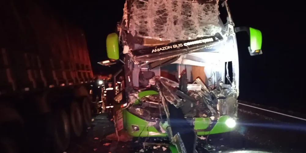Ponta Grossa: Motorista de ônibus morre e três passageiros ficam feridos em acidente na BR-376