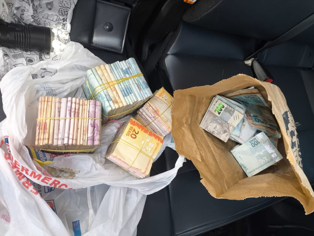 Motorista é flagrado com grande quantia em dinheiro na BR-277 e diz que valor veio da venda de imóvel em Ponta Grossa