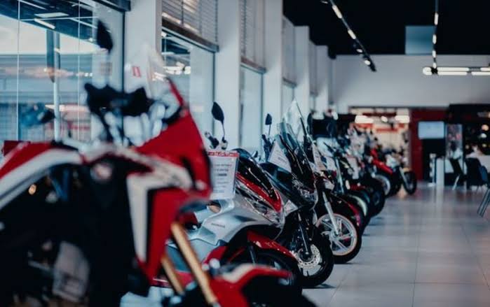 Gerente de concessionária de motos é preso suspeito de desviar R$ 370 mil; cliente perdeu R$ 200 mil