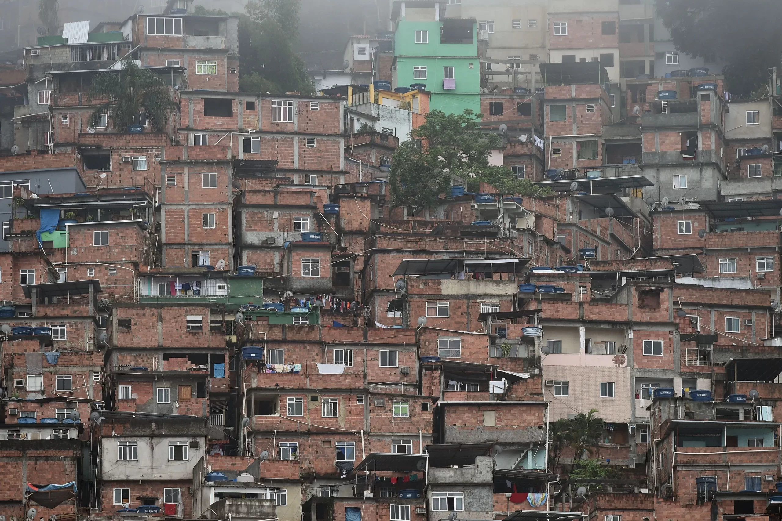 Criança de 5 anos é atingida por bala perdida durante comemoração da vitória de Lula no Rio de Janeiro