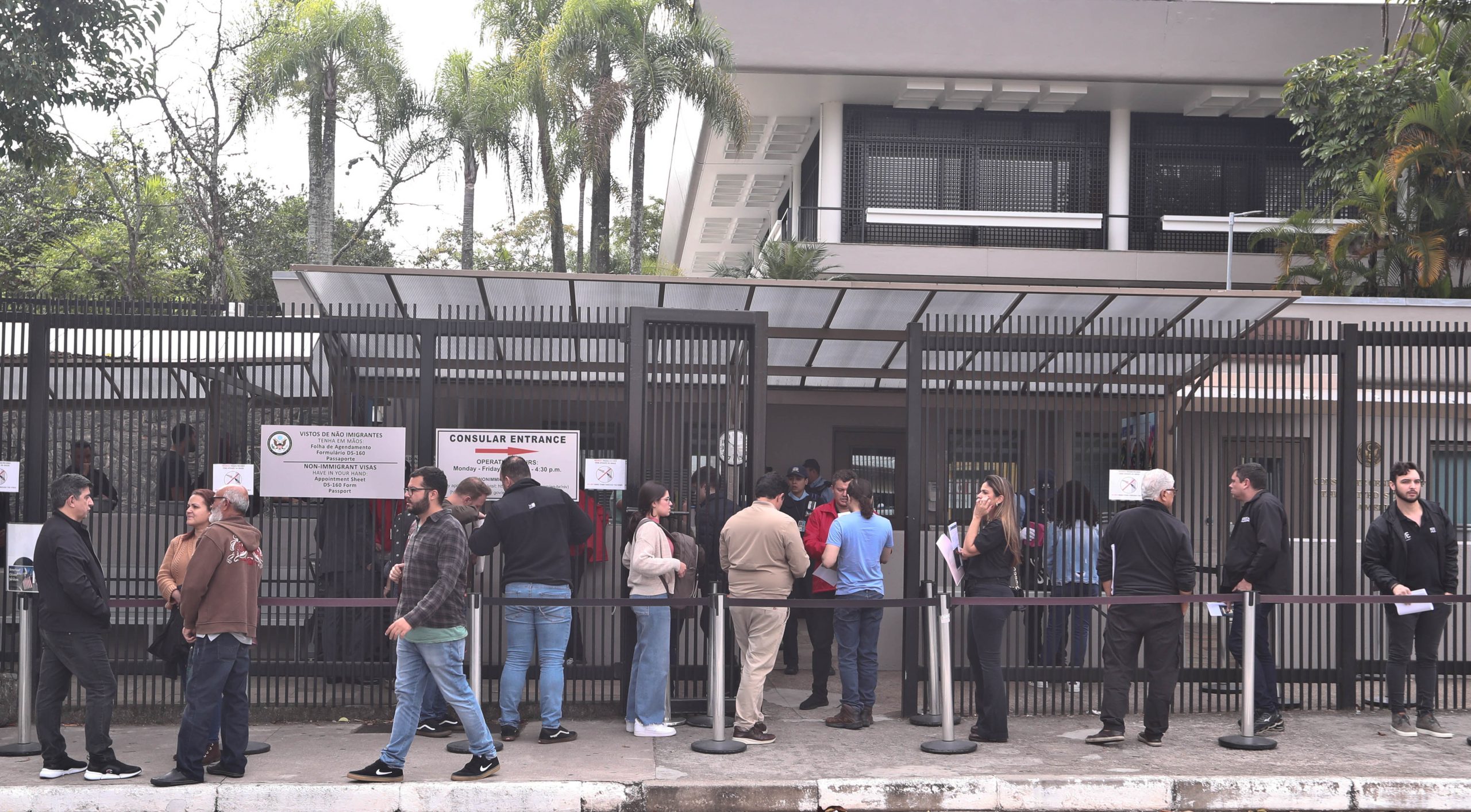 Fechamento do Consulado dos EUA em São Paulo surpreende pessoas com entrevista de visto marcada