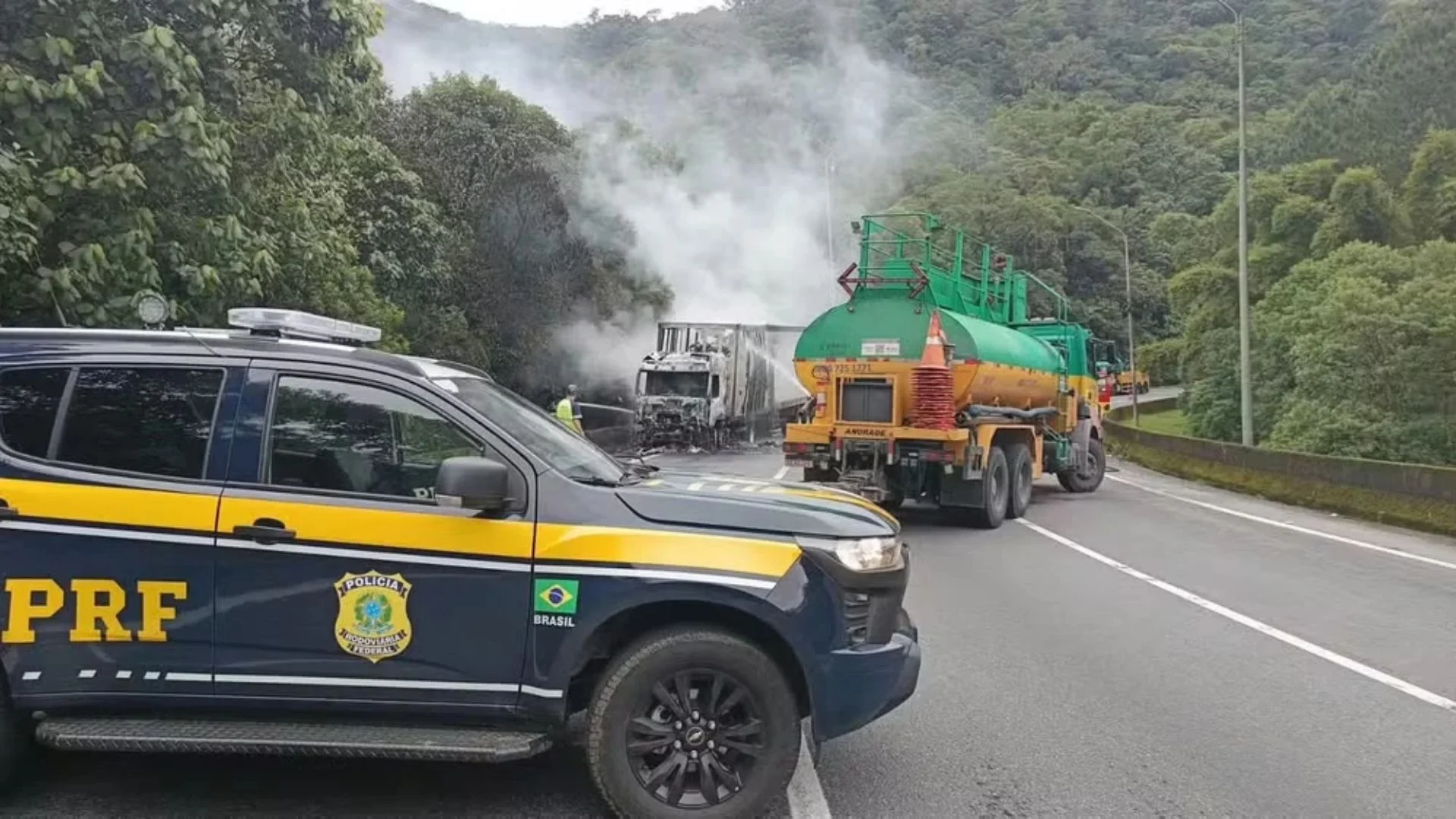 Caminhão pega fogo e bloqueia trecho da BR-376 em Guaratuba